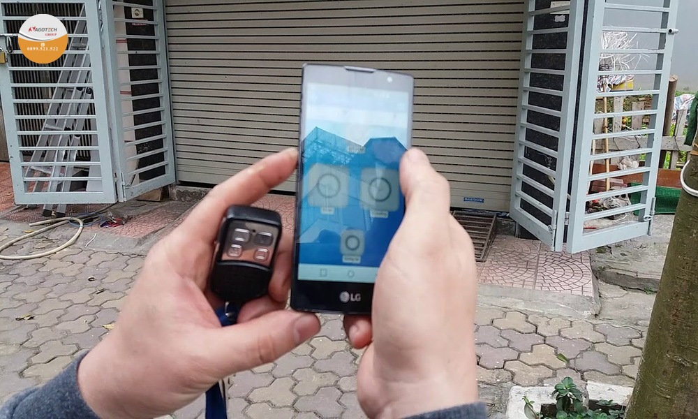 điều khiển cửa cuốn bằng điện thoại tích hợp camera