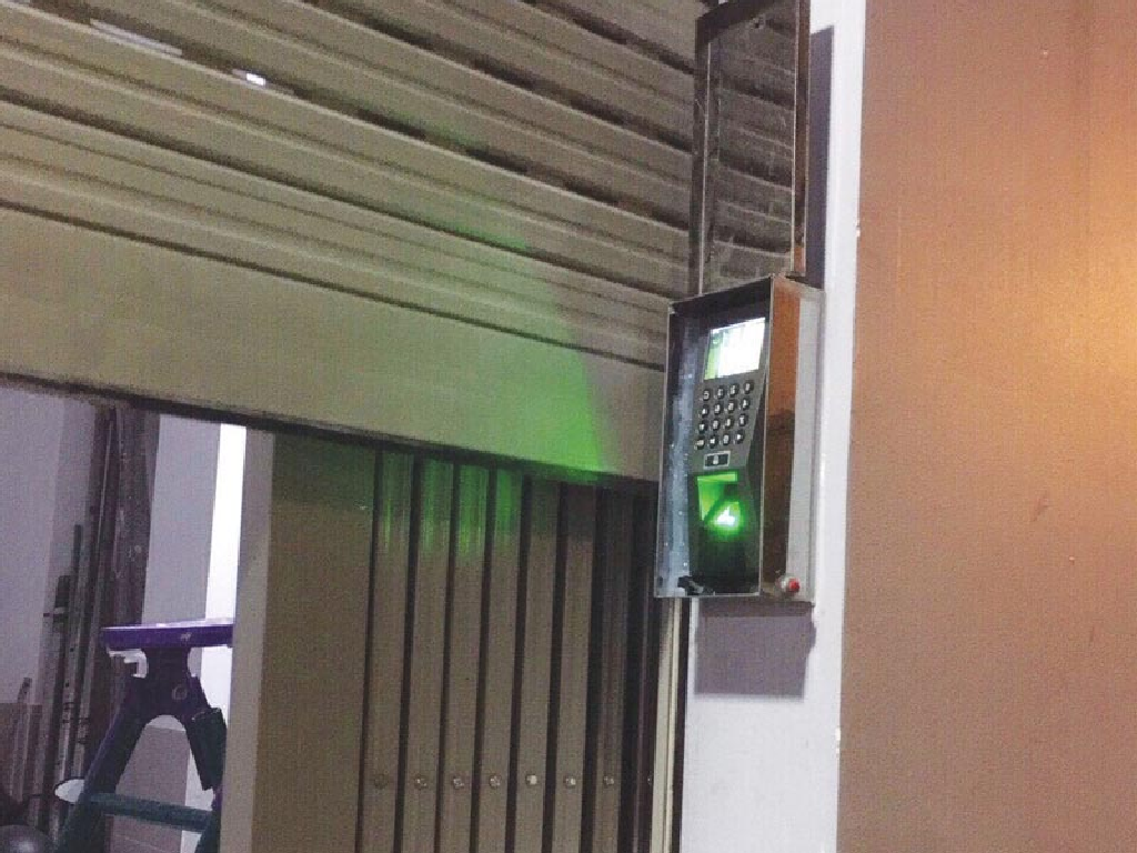 Khóa Cửa Cuốn Thông Minh Vân Tay – Giải Pháp An Toàn 2026